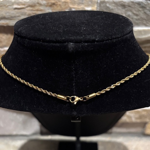 Elegant Gold GG Key Pendant Necklace - Picture 4 of 5